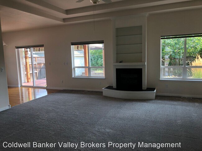 Building Photo - 3 br, 2 bath House - 752 SE Summerfield Pl