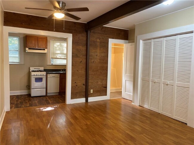 Building Photo - 805 E 47th St