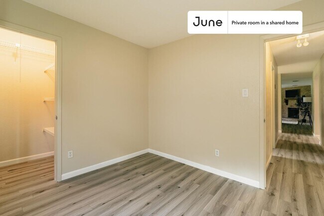 Foto del edificio - Private bedroom in 4 bed/2 bath Home