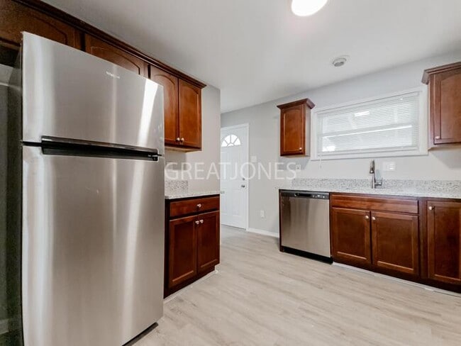 Building Photo - NOW OFFERING 1/2 MONTH FREE WITH SIGNED LE...