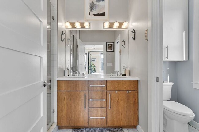 Building Photo - Stunning Three Bedroom w/Parking!