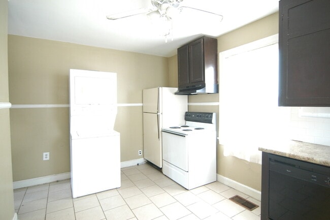 Building Photo - Adorable Cottage in East Nashville!
