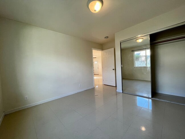 Building Photo - Liliha: 2 Bed, 1 Bath Duplex Unit, Utiliti...