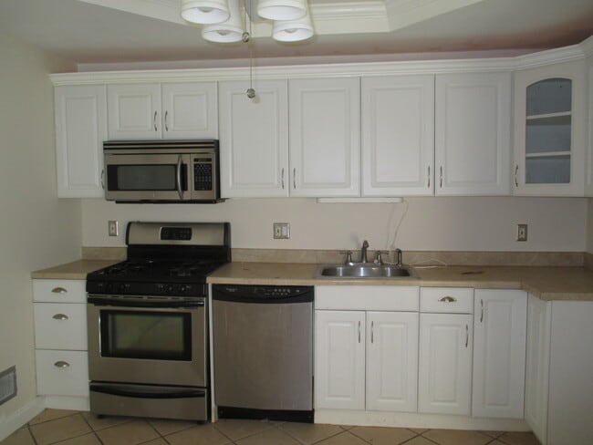 Building Photo - Renovated 3 Bedroom Townhome in Violetvill...