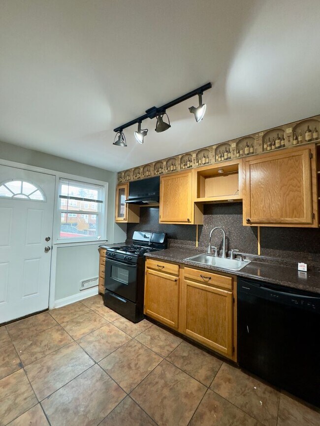 Foto del edificio - Spacious 3Bed/1.5Bath in Woodlawn