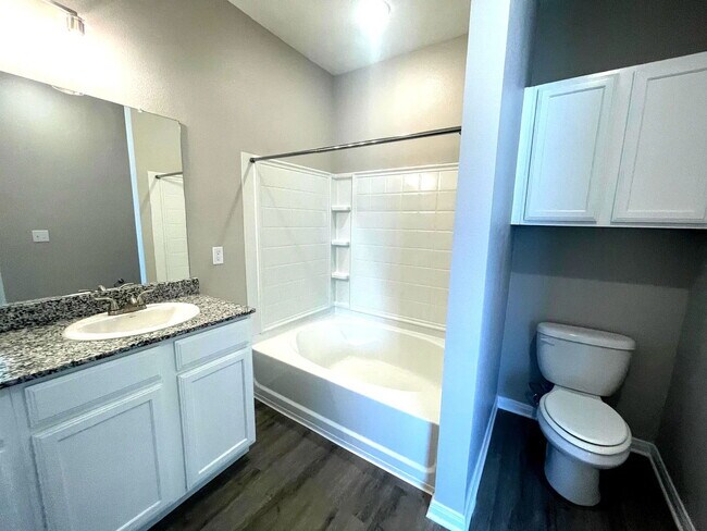 Foto del edificio - 300 Willow Grv Wy