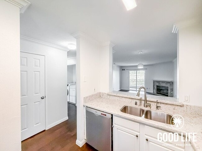 Building Photo - 7405 Charmant Dr