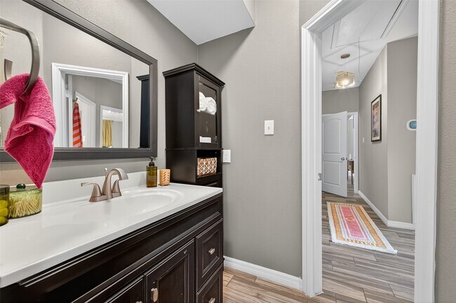 Foto del edificio - 5310 Holly View Dr