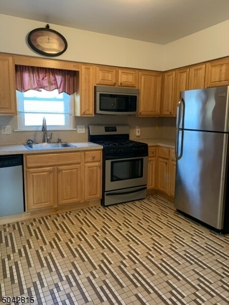 Foto del edificio - 141 Rosengren Ave