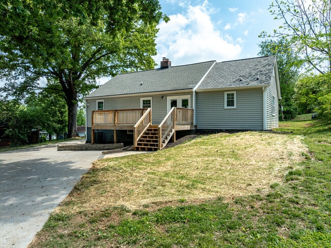 Building Photo - 2208 Sanderson Rd