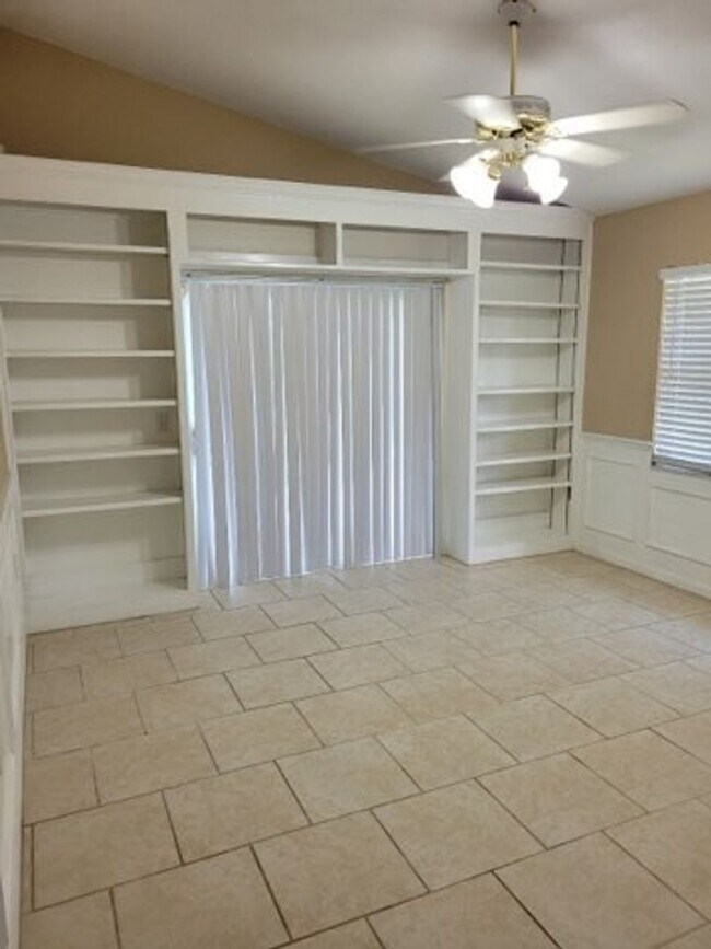 Foto del edificio - Corner Lot Rental Home!