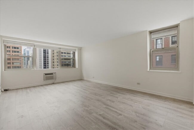 Building Photo - 253 E Delaware Pl