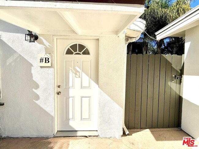 Foto del edificio - 364 N San Vicente Blvd