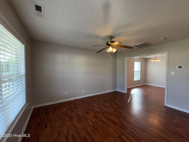 Building Photo - 142 Forest Bluff Dr