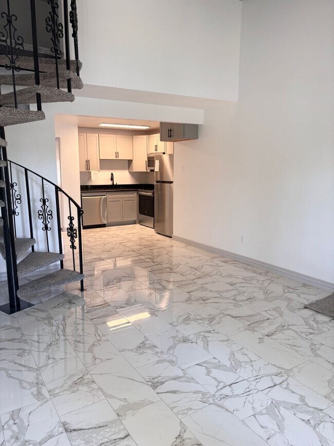Foto del edificio - **SLEEK 1 BEDROOM/1 BATHROOM/LOFT/1 CAR GARAGE CONDO IN MESA (BROWN RD & CENTER ST)**