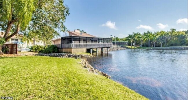 Foto del edificio - 15610 Crystal Lake Dr