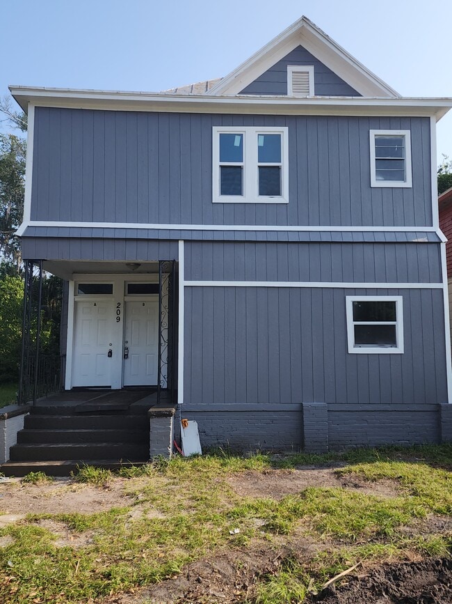 Building Photo - 209 E 17th St