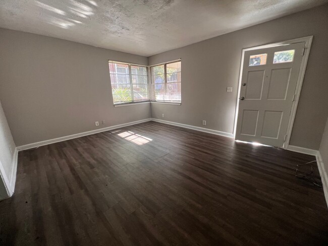 Building Photo - Recently Upgraded Cozy 2 bedroom 1 bath wi...