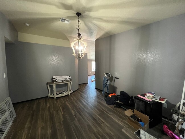 Building Photo - 4 BEDROOM HOME!