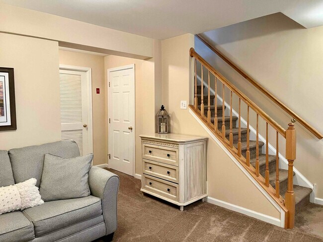 Foto del edificio - 595 Coach Hill Ct