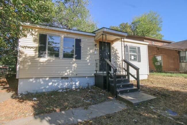 Building Photo - Charming 3 bedroom Home