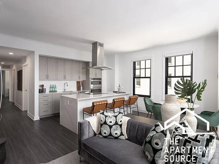 Primary Photo - 2300 N Lincoln Park W