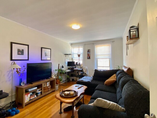 Building Photo - Updated Large One Bedroom Top Floor