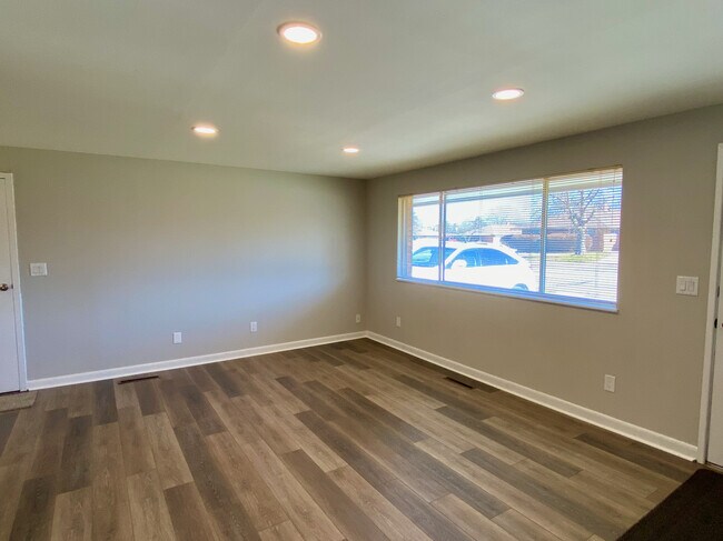Building Photo - 4380 Kitridge Rd