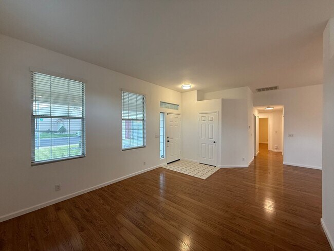 Foto del edificio - Single story with 3-car Garage!!