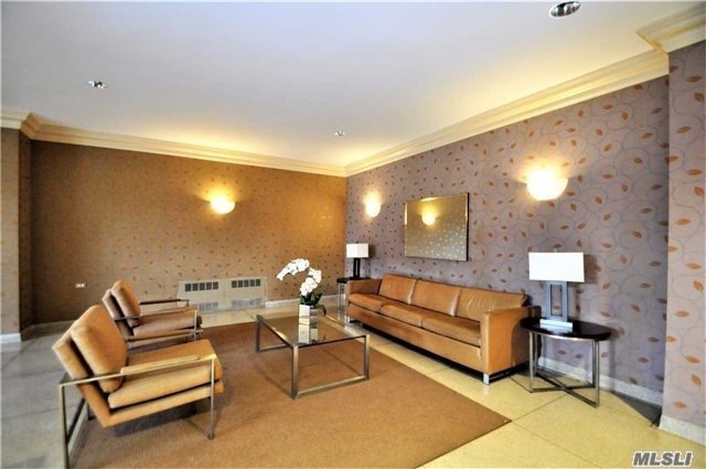 Foto del edificio - 100-25 Queens Blvd