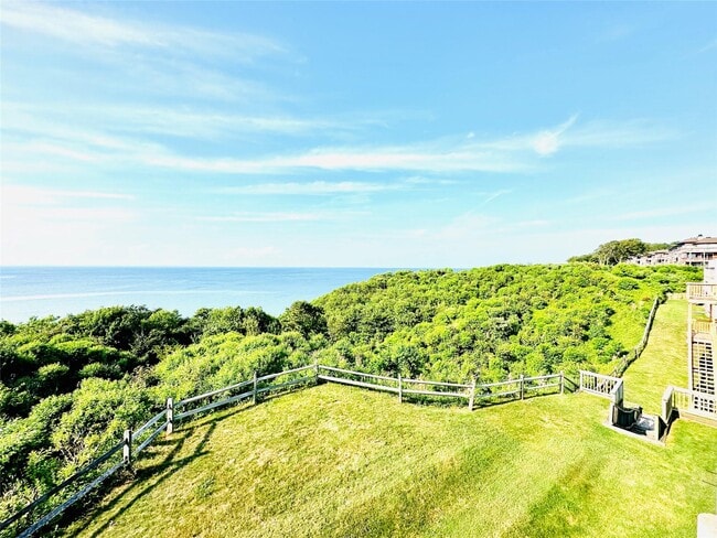 Building Photo - 806 Bluffs Dr N