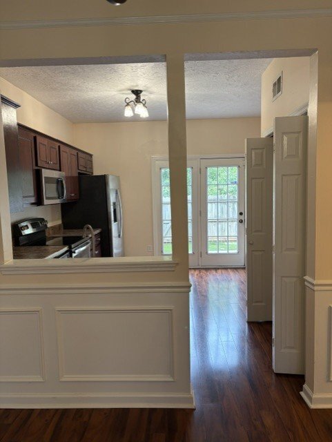 Building Photo - 2023 Creekside Ct