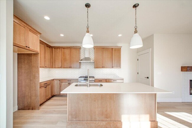 Building Photo - Luxury Townhome in the Heart of Eagle — 3 Beds + 3 Baths + Premium Amenities