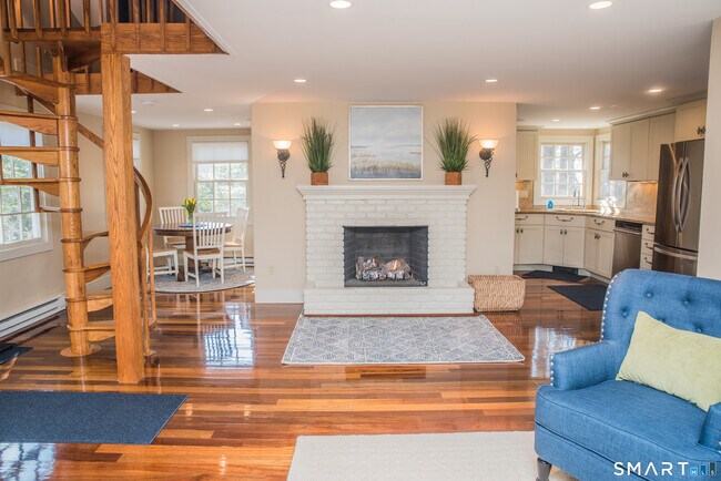 Foto del edificio - 30 Whiting Farm Rd