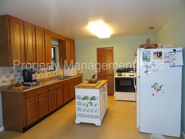 Building Photo - 2050 Hilltop Blvd