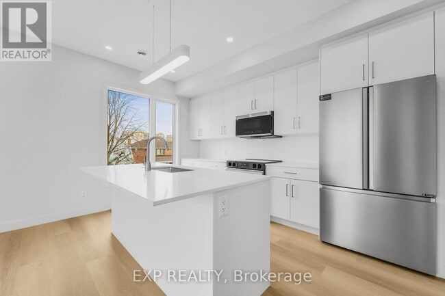 Building Photo - 2 Iona St