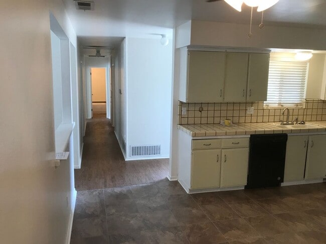 Foto del edificio - 11221 Campbell Ave
