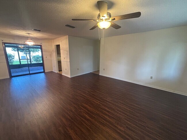 Foto del edificio - Corner lot house in 55+ community