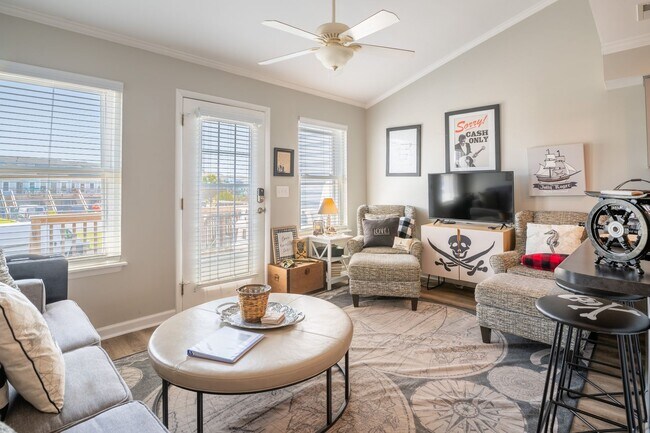 Foto del edificio - FURNISHED OFF-SEASON MONTHLY RENTAL-STARTING JANUARY 2026