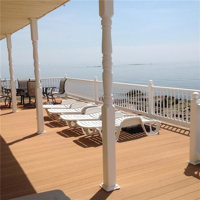 Foto del edificio - 210 Cosey Beach Ave