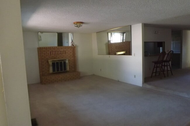 Building Photo - 3 Bedroom 2 bath