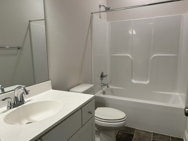Baño completo en el primer piso - 6813 Dunton Rd