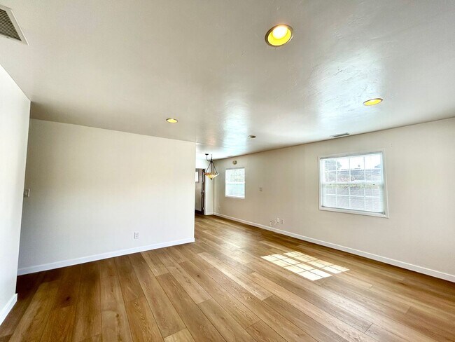 Foto del edificio - Beautifully remodeled 3 Bed, 2 Bath in the highly desirable neighborhood of Clairemont!!