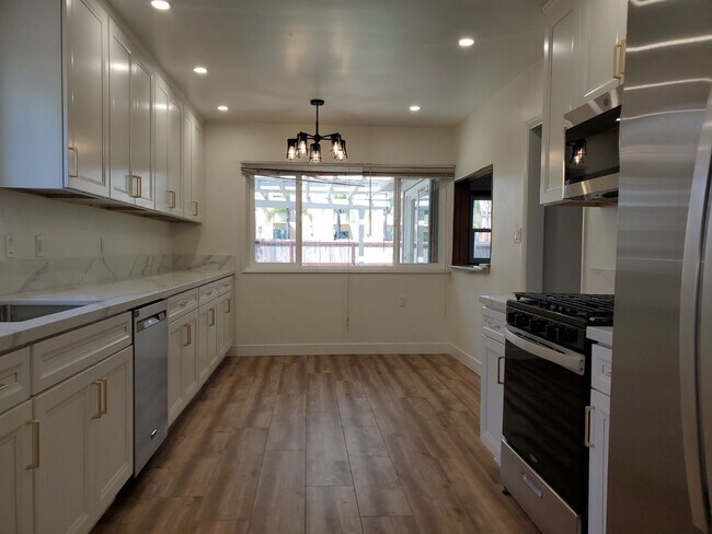 Foto del edificio - 3 BR / 1.75 BA home adjacent to SDSU avail...