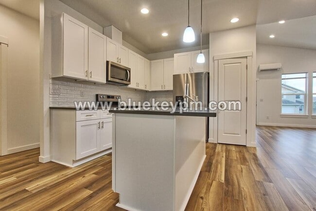 Building Photo - 3 Bed, 2 Bath Home in Woodland with Large Yard