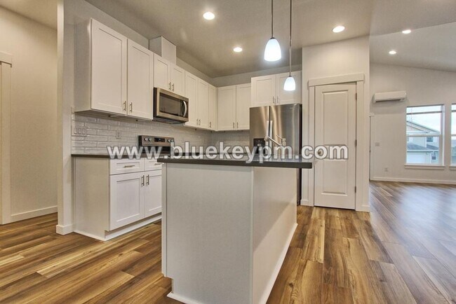 Foto del edificio - 3 Bed, 2 Bath Home in Woodland with Large Yard