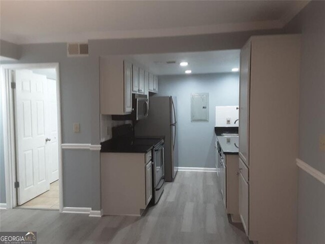 Building Photo - 6900 Roswell Rd