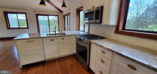 Building Photo - 6721 Springhouse Ln