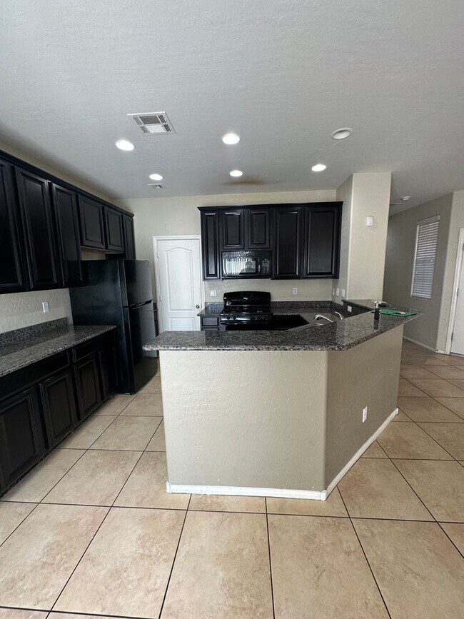 Foto del edificio - 4-Bedroom Gated Mountain’s Edge Home with Loft & Downstairs Bedroom