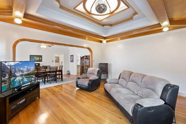 Building Photo - Charming 5-Bedroom Bungalow a Block from S...